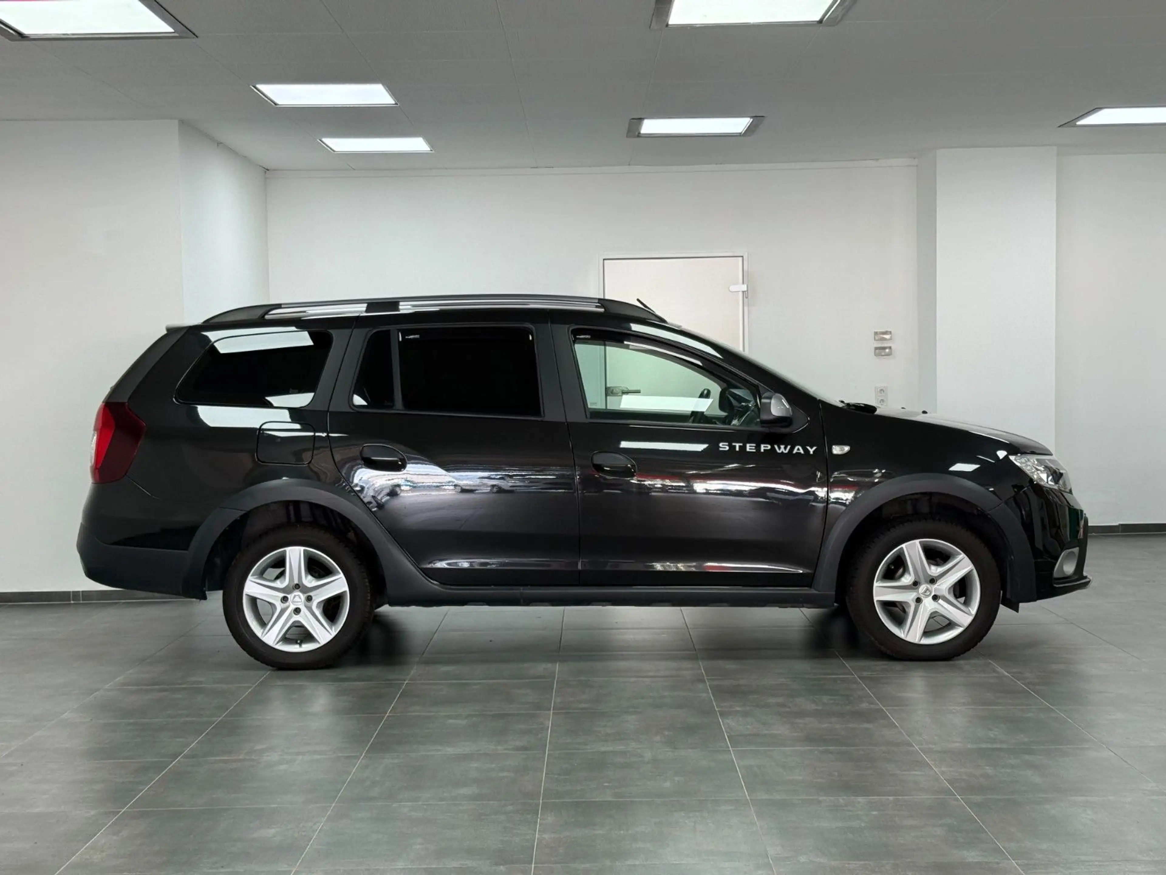 Dacia Logan MCV II Kombi Stepway — photo 3