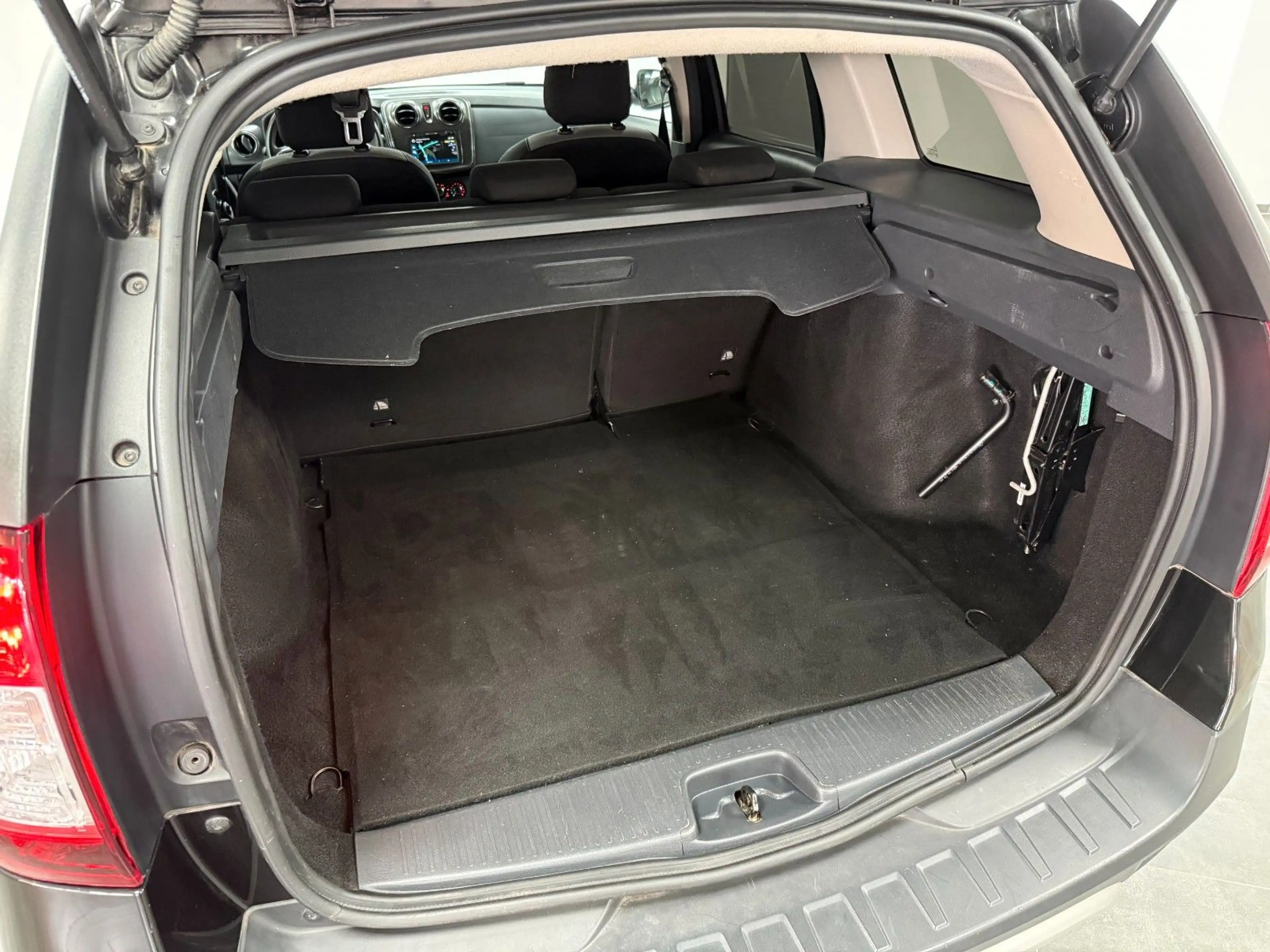 Dacia Logan MCV II Kombi Stepway — photo 13