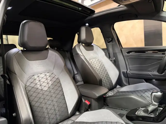 Volkswagen T-Roc view 11
