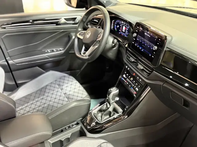 Volkswagen T-Roc view 12
