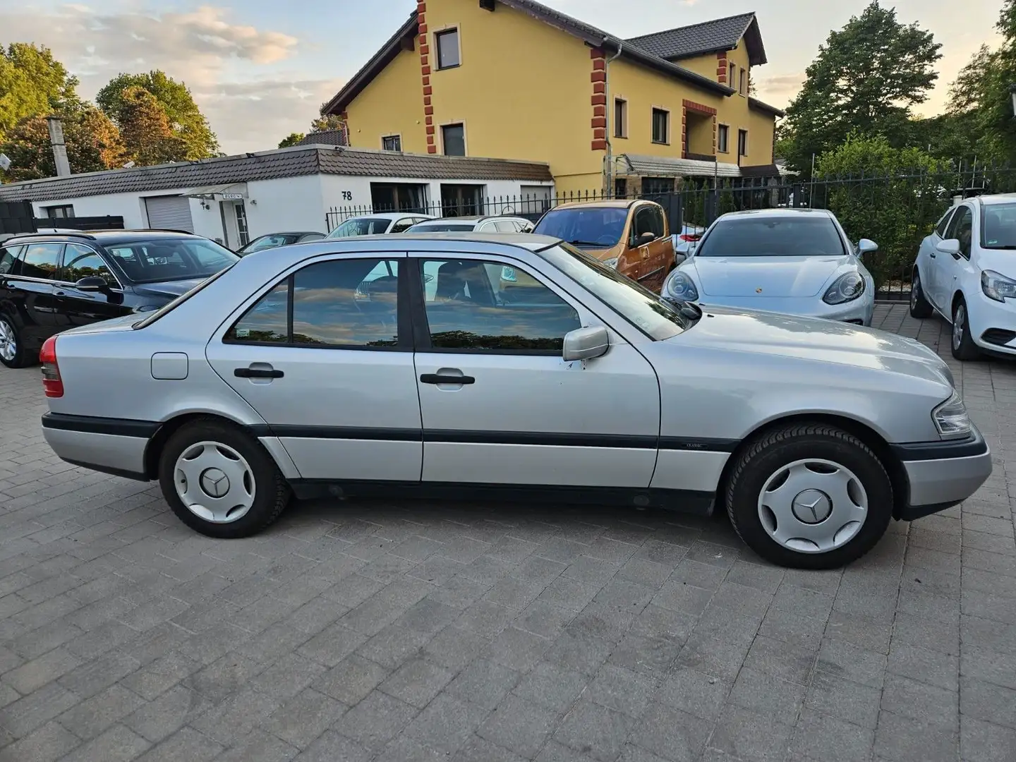 Mercedes-Benz C 180 Lim. Серебристый - 2