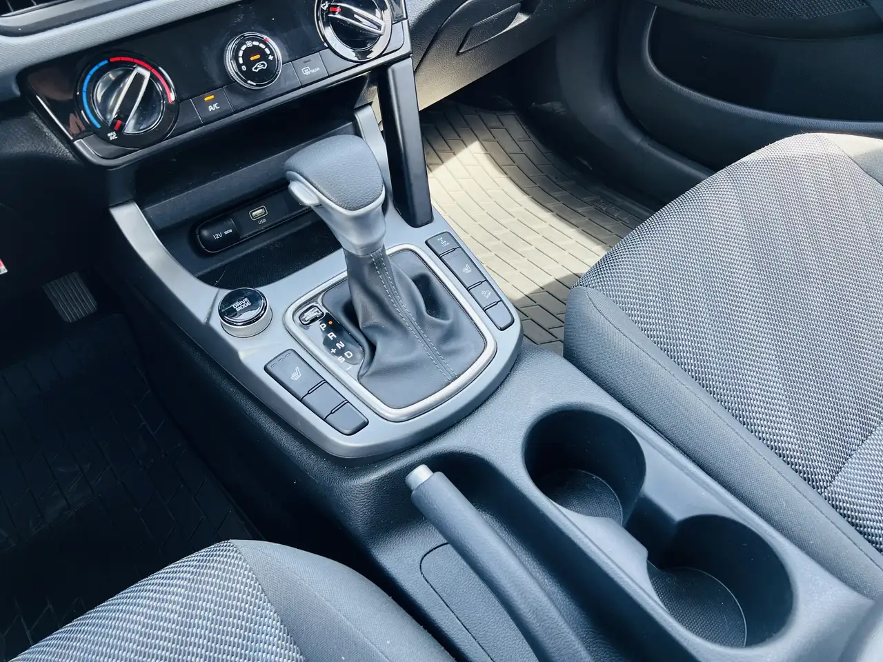 Kia Seltos снимка Kia Seltos