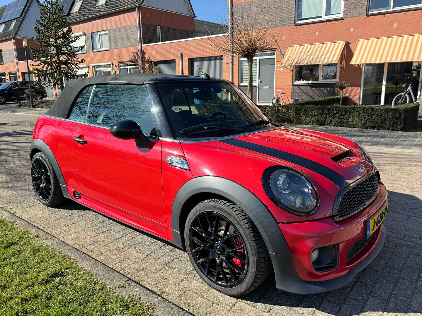 MINI John Cooper Works Cabrio 1.6 JCW 211 pk Червоний - 1