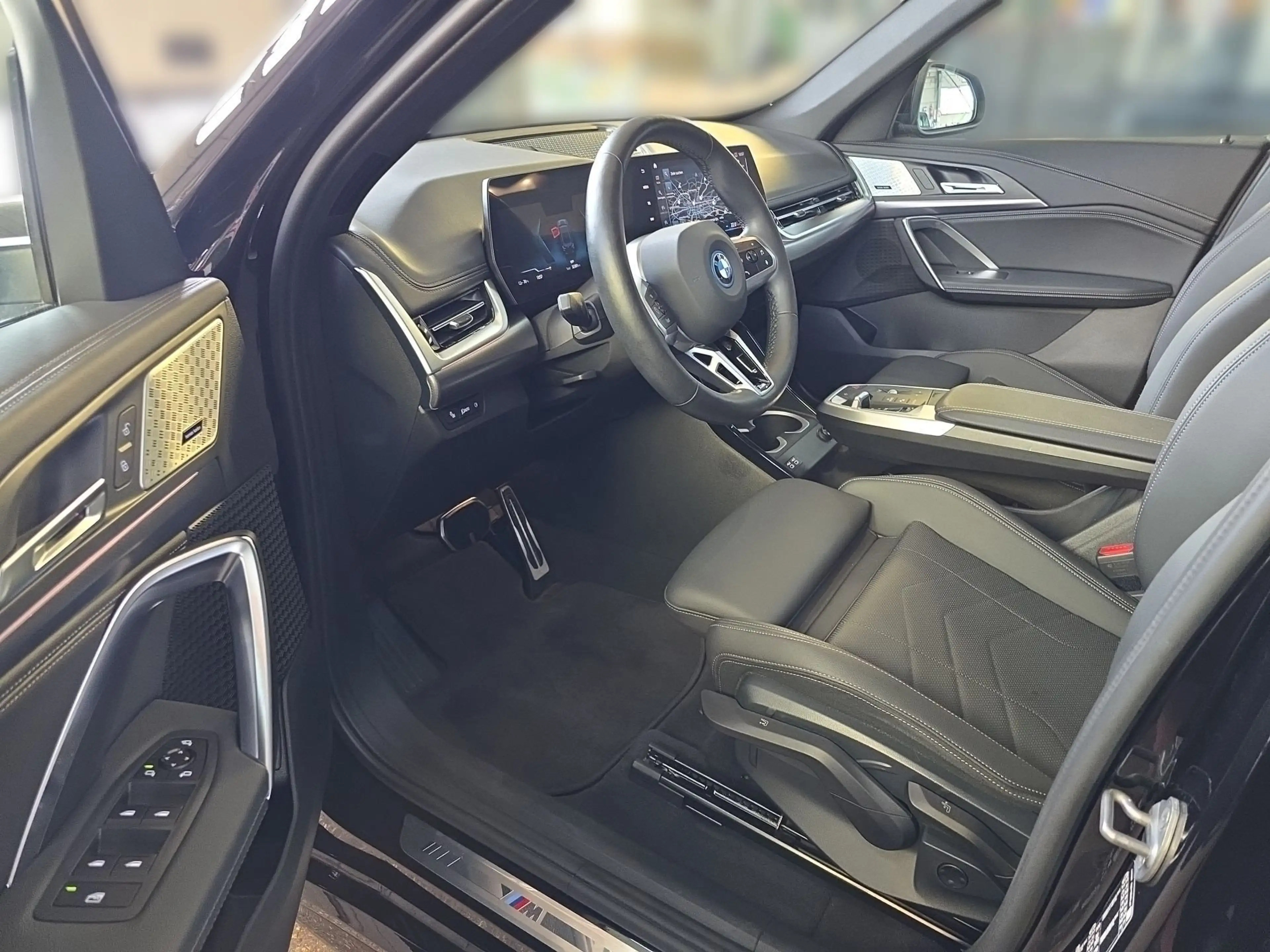 BMW iX 1 xDrive30 M-Sport*AHK*Panoramadach*Harman/Kardon* — photo 7