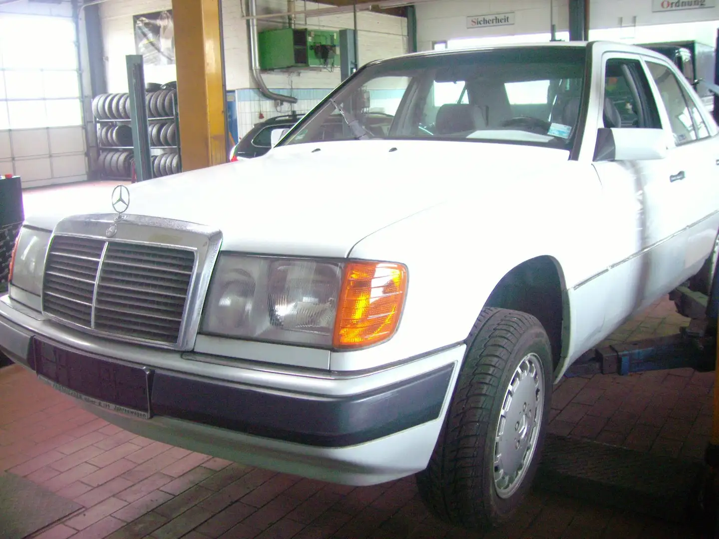 Mercedes-Benz E 300 124 Oldtimer White - 1