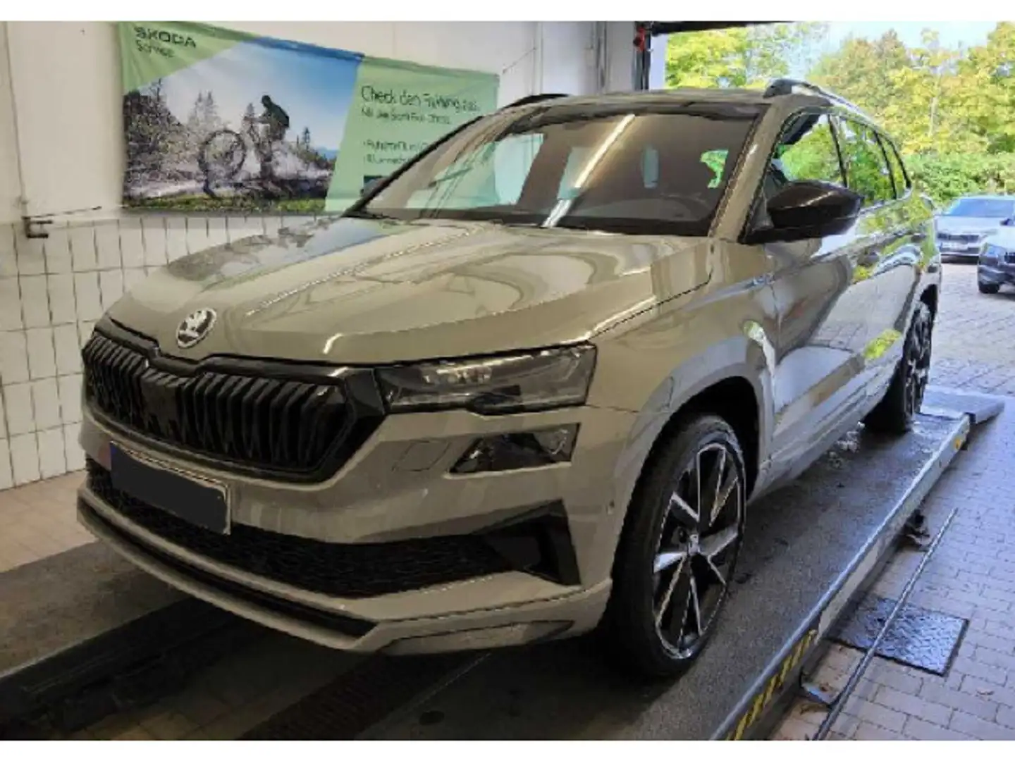 Skoda Karoq Sportline 2.0 TSI DSG 4x4 AHK Navi Kamera Grau - 2