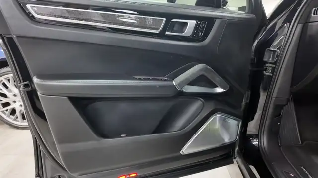 Porsche Cayenne view 15