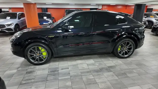 Porsche Cayenne view 3