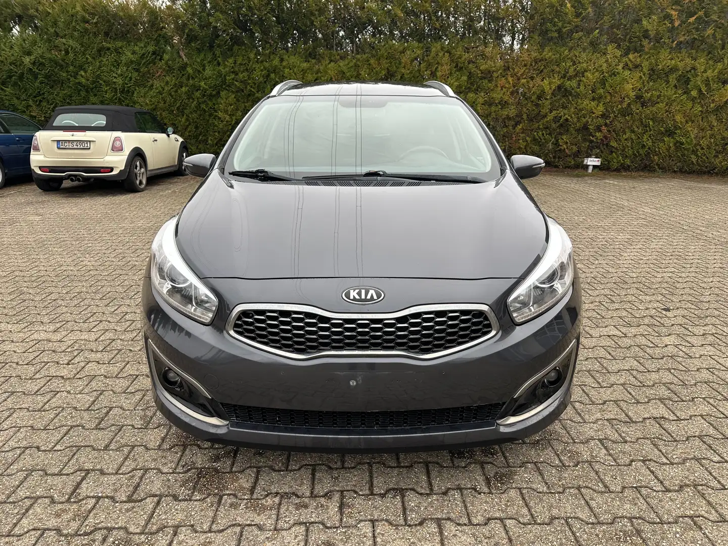 Kia Ceed / cee'd Ceed 1.4 CVVT Dream-Team Edition Grau - 1