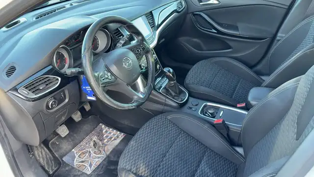 Opel Astra view 8