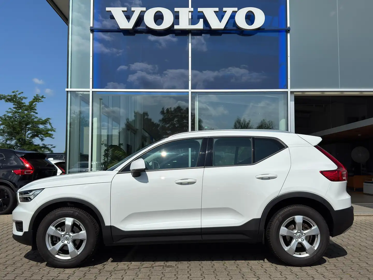 Volvo XC40 T3 Momentum Geartronic 2WD Weiß - 2