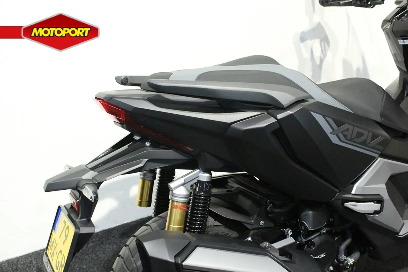 Honda ADV 350 Negro - 2
