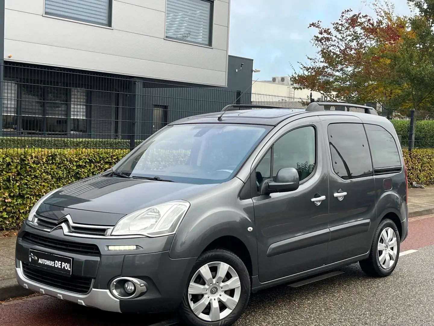 Citroen Berlingo 1.6 VTi Panorama-dak Cruise-control Trekhaak Grijs - 1