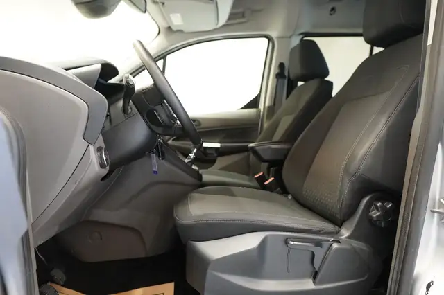 Ford Transit Connect view 15