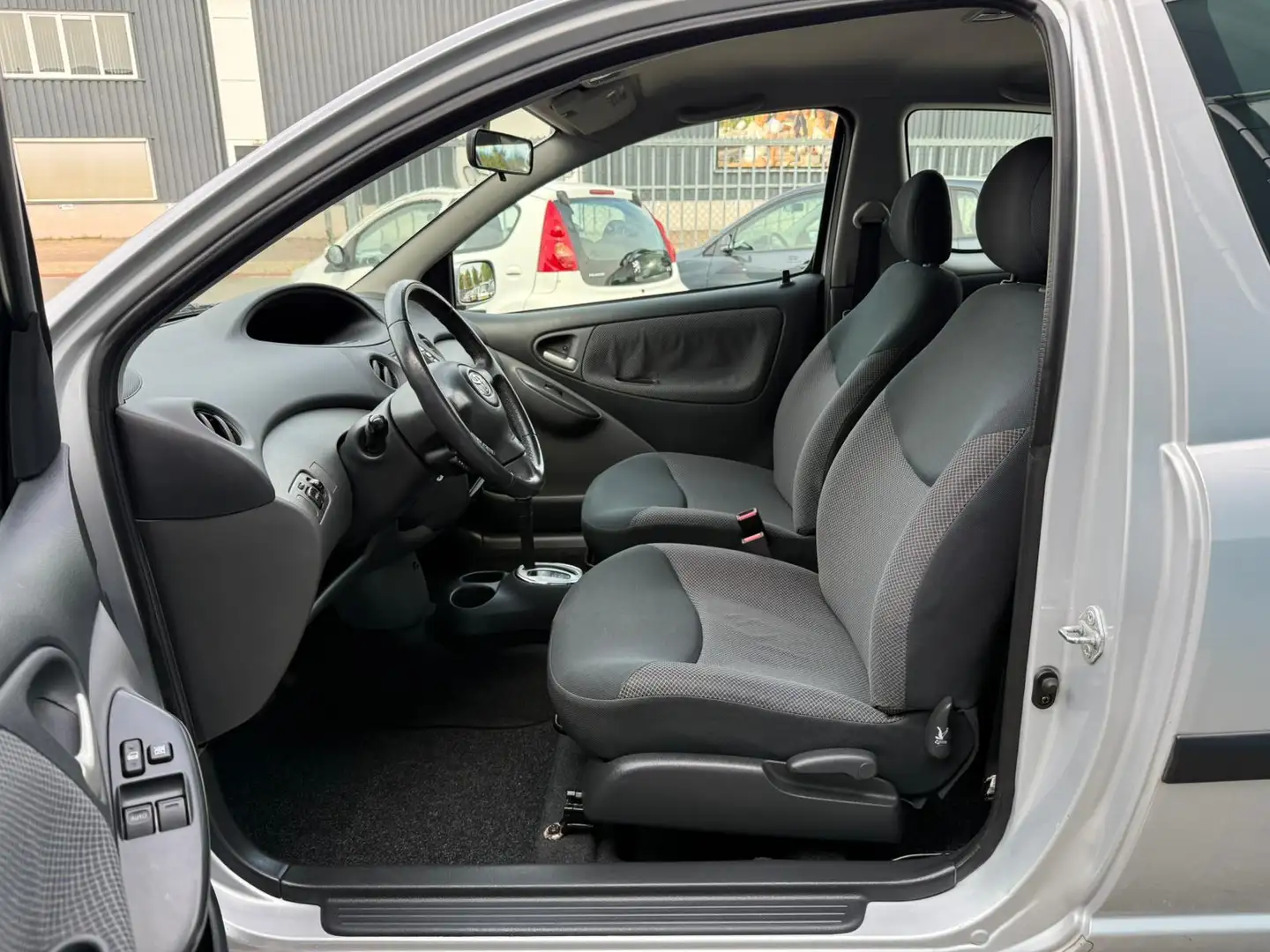 Toyota Yaris 1.3 VVT-i Sol Automaat Uniek 74662 km NL Auto NAP Grijs - 2