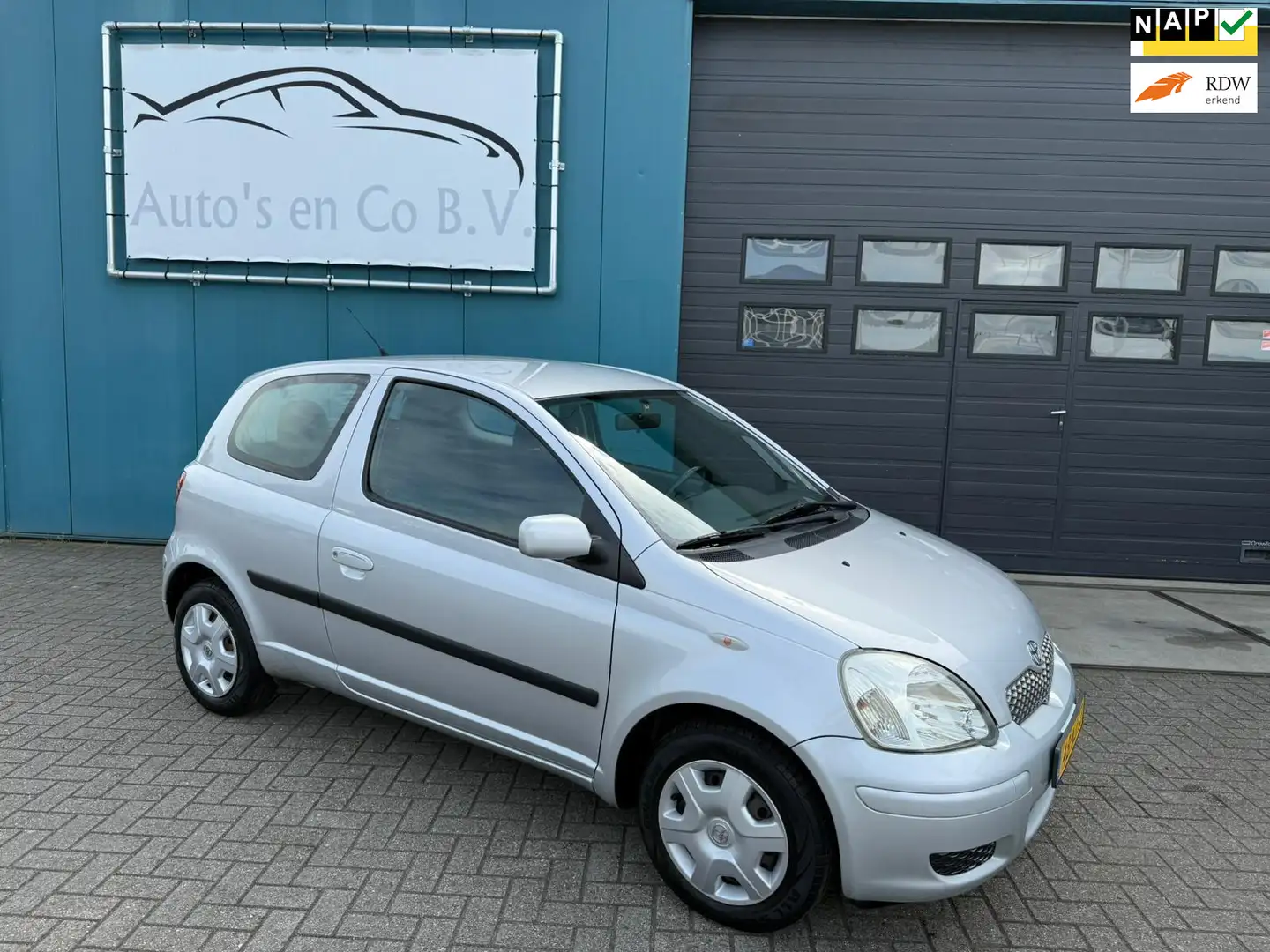 Toyota Yaris 1.3 VVT-i Sol Automaat Uniek 74662 km NL Auto NAP Grijs - 1