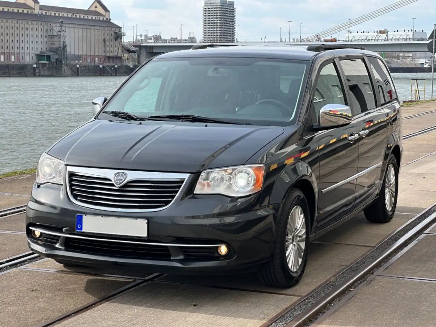 Lancia Voyager 2.8 MultiJet 16v Gold Automatik Grau - 1