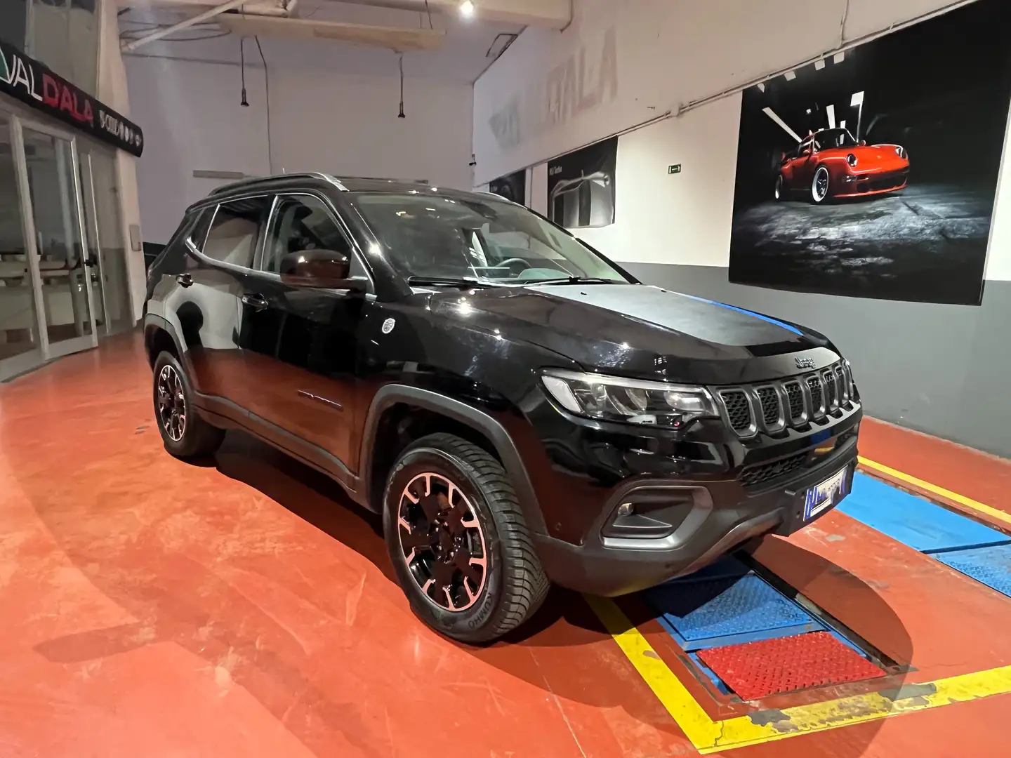 Jeep Compass Trailhawk 240CV Black Edition 4xe * GARANZIA * Zwart - 2