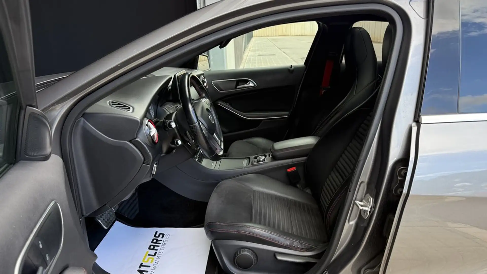 Mercedes-Benz A 250 4Matic AMG Line Grau - 1