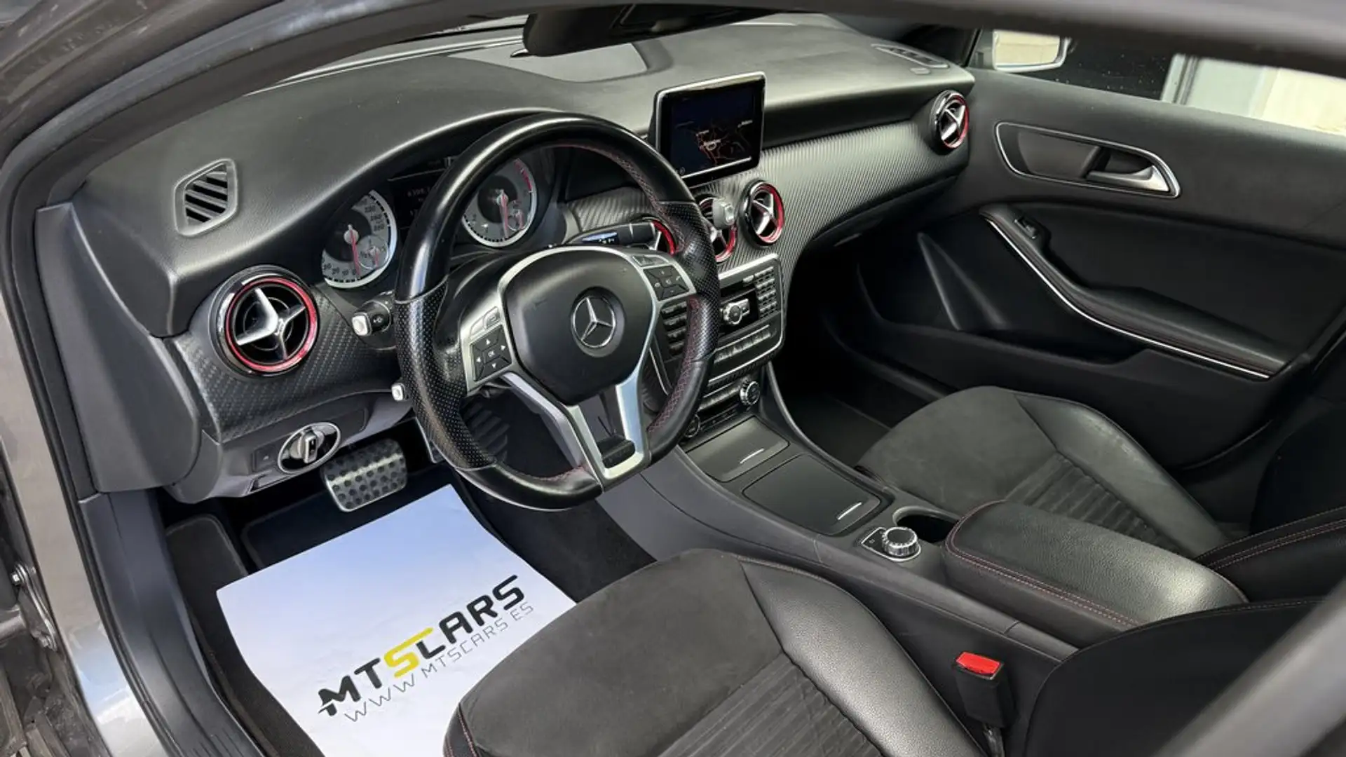 Mercedes-Benz A 250 4Matic AMG Line Grau - 2