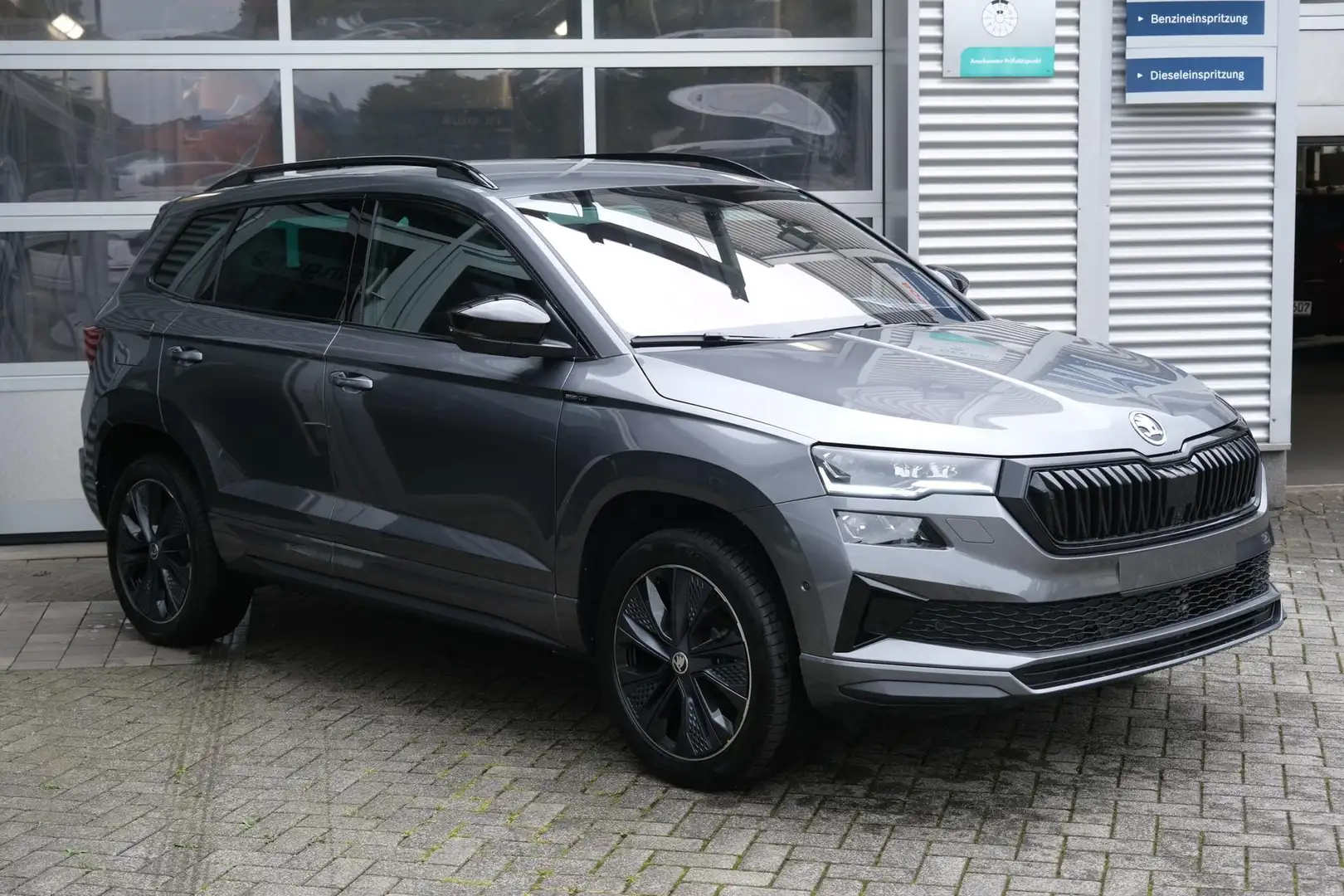 Skoda Karoq 1.5 TSI DSG Sportline AHK Matrix Assistenzpaket... Gris - 2