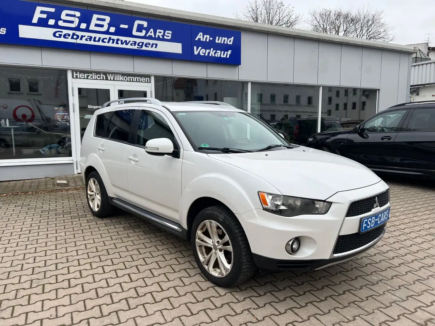 Mitsubishi Outlander Invite 2WD Weiß - 1