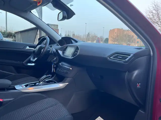 Peugeot 308 view 11