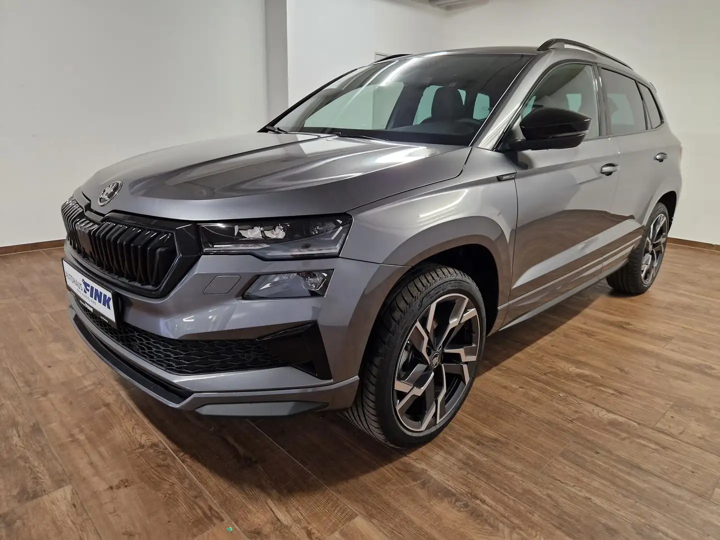Skoda Karoq Sportline 4x4 2.0 TSI Matrix Pano AHK Navi Grijs - 1