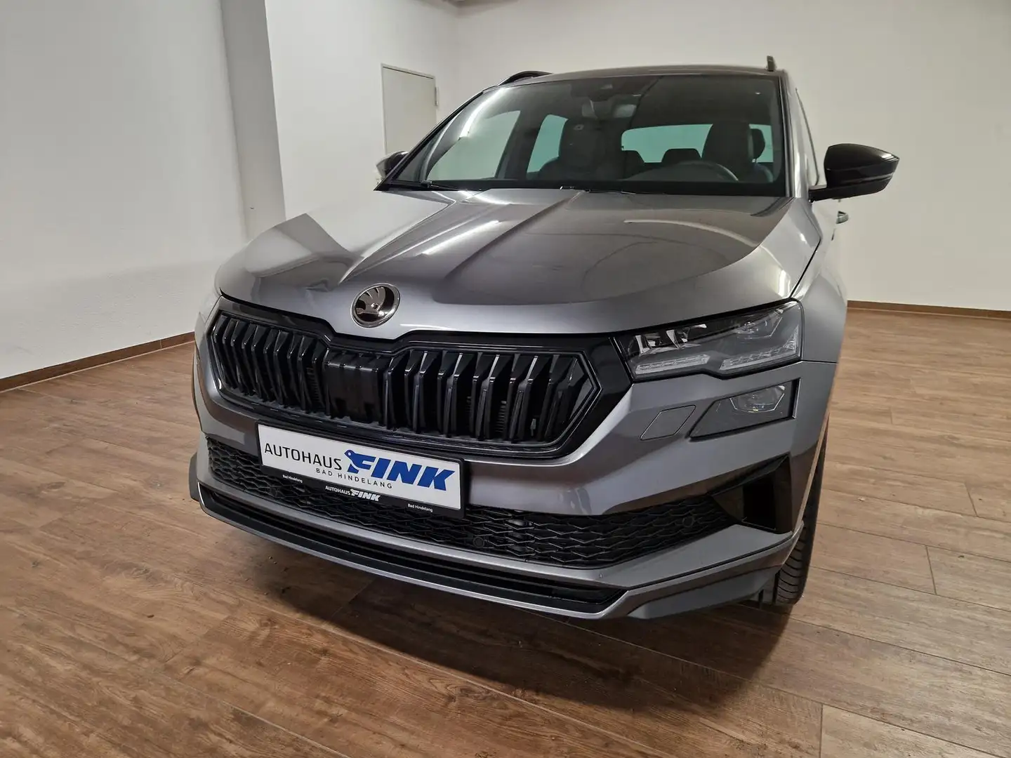 Skoda Karoq Sportline 4x4 2.0 TSI Matrix Pano AHK Navi Grijs - 2