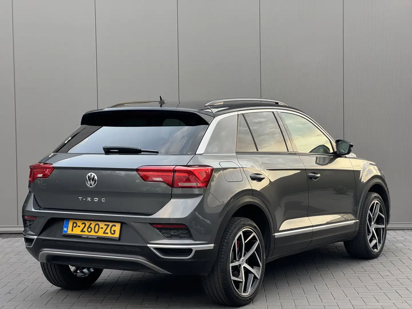 Volkswagen T-Roc 1.5 TSI 150pk DSG Style | Navigatie | Stoelverwarm Gris - 2