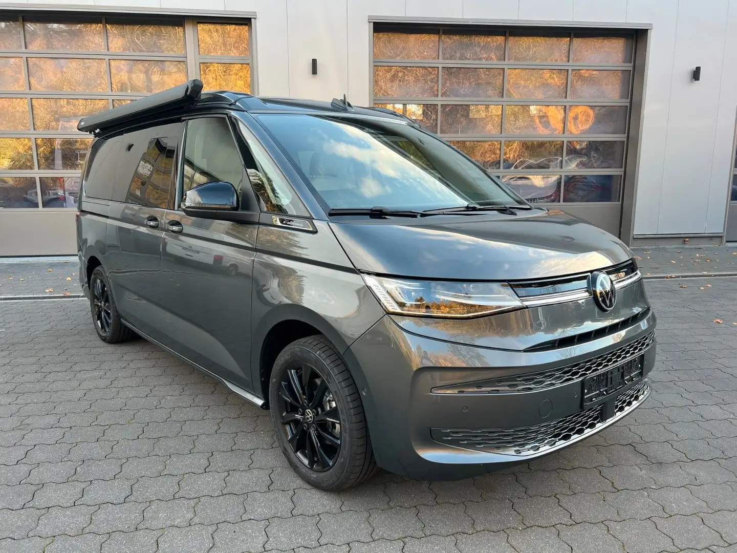 Volkswagen T7 California Ocean 2.0 TDI DSG AHK+LAGER Gris - 1