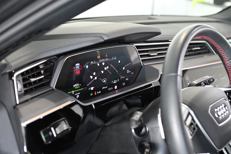 Audi Q8 e-tron 55 quattro S line — photo 14