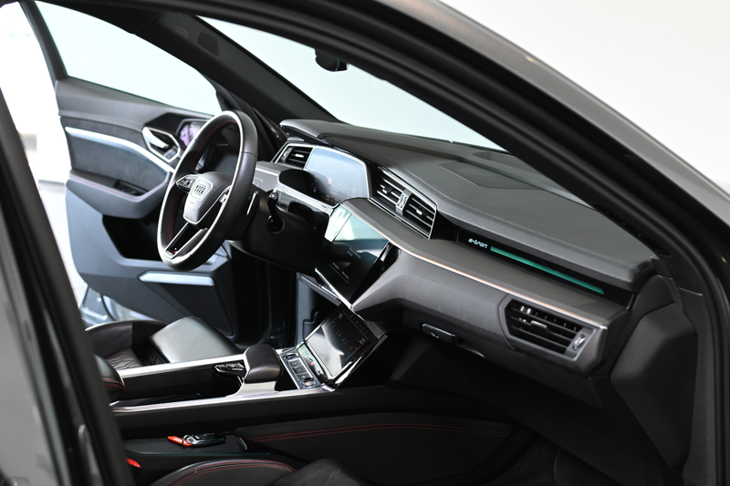 Audi Q8 e-tron 55 quattro S line — photo 10