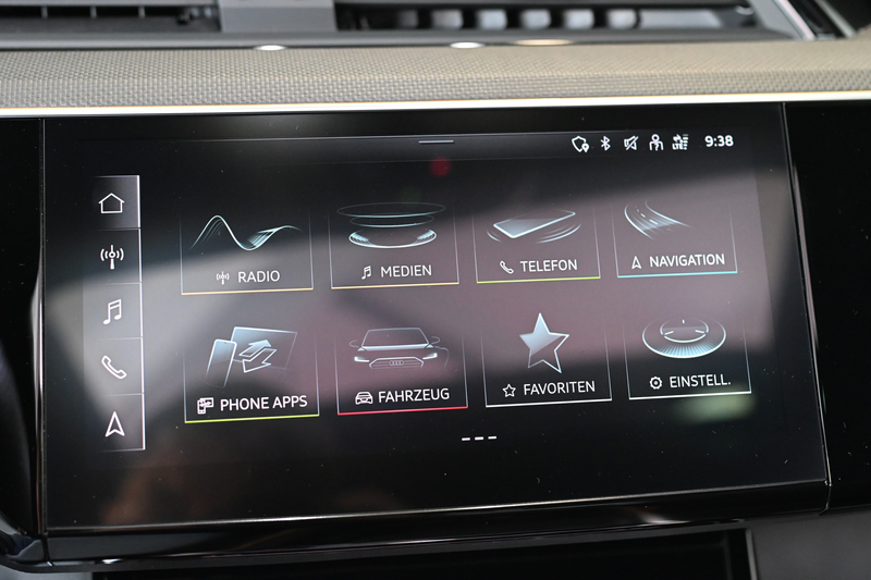 Audi Q8 e-tron 55 quattro S line — photo 12