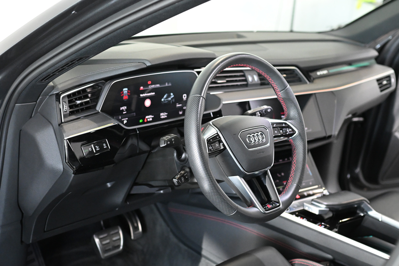 Audi Q8 e-tron 55 quattro S line — photo 9