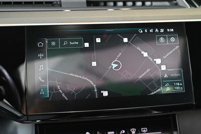 Audi Q8 e-tron 55 quattro S line — photo 11