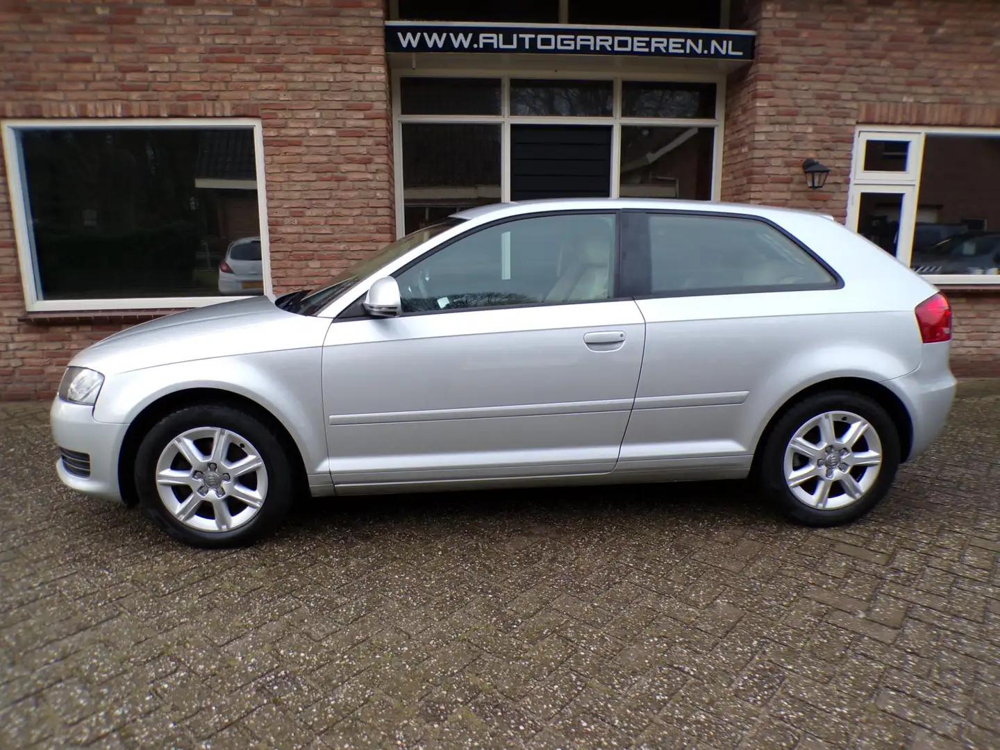 Audi A3 1.4 TFSI Ambiente Pro Line siva - 2