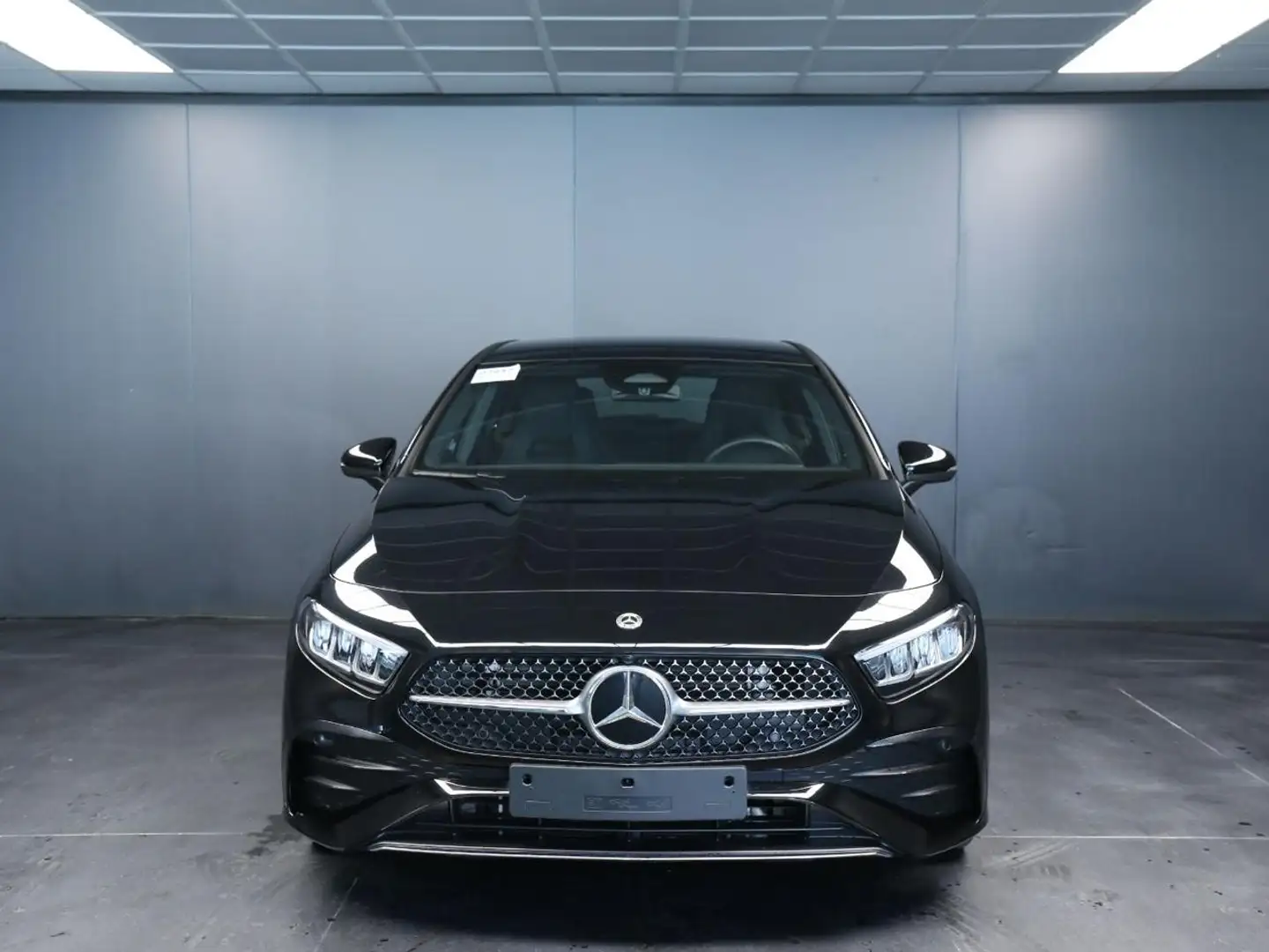 Mercedes-Benz A 180 Automatic AMG Line Extra Schwarz - 2