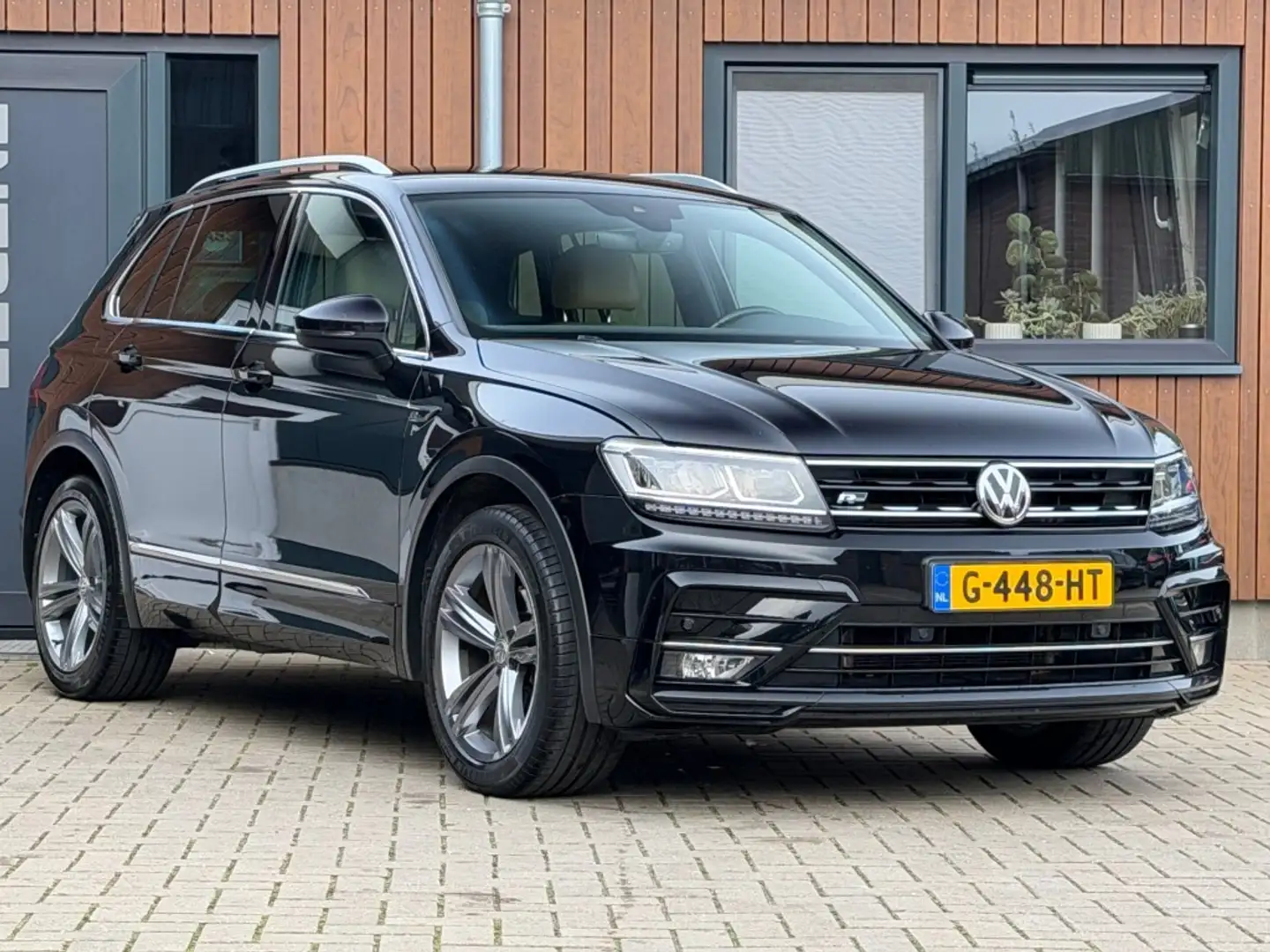 Volkswagen Tiguan 1.5 TSI R-Line Leder Trekhaak N.A.P. Zwart - 2