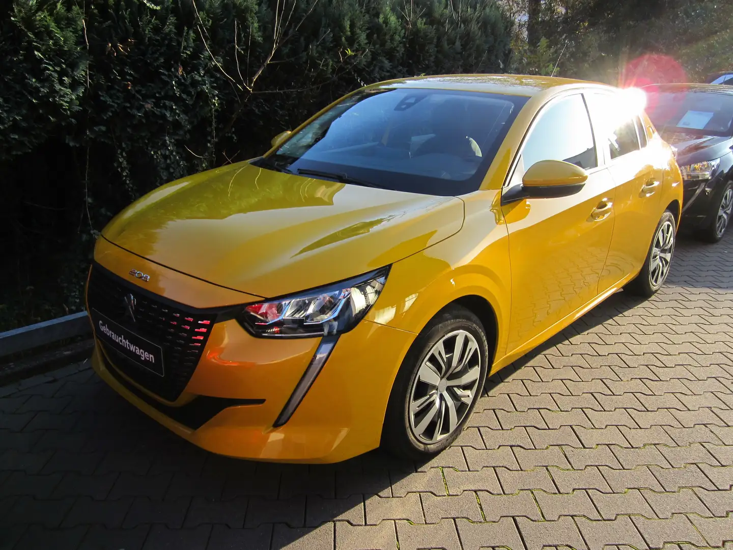 Peugeot 208 Active PureTech 75 Gelb - 1
