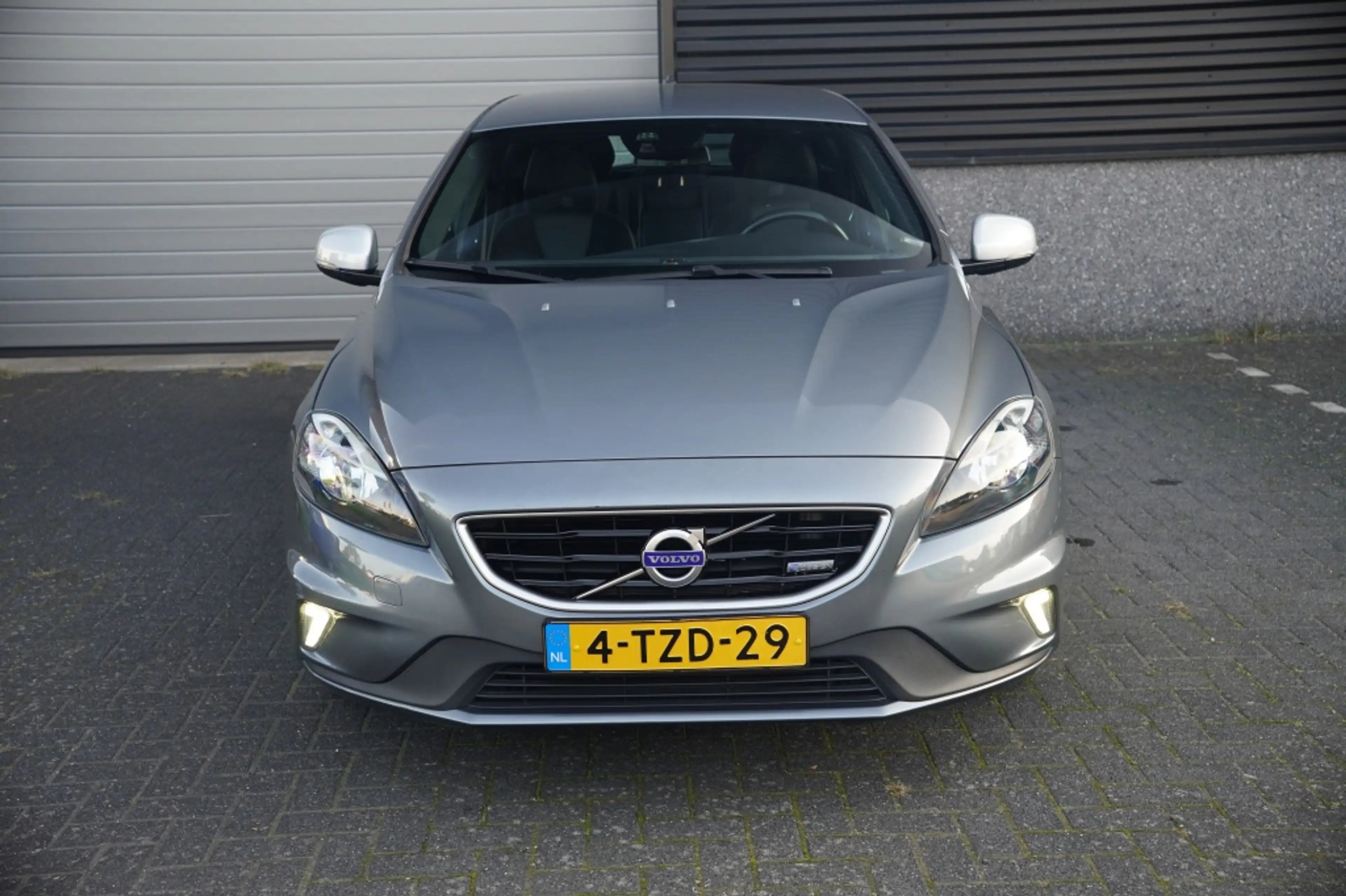 Volvo V40 1.6 T2 R-Design — photo 9
