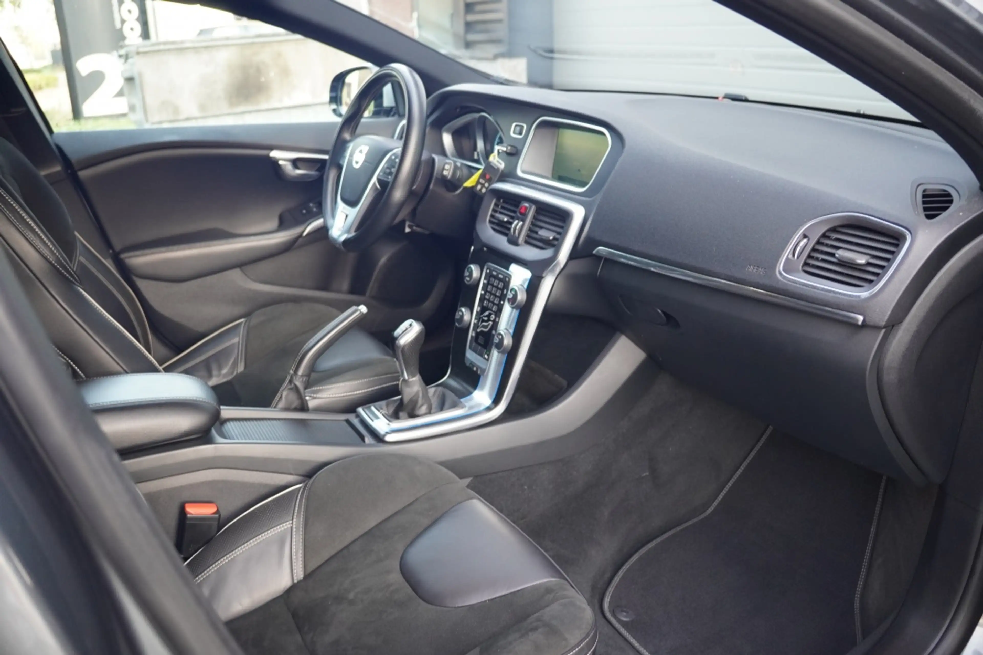 Volvo V40 1.6 T2 R-Design — photo 13