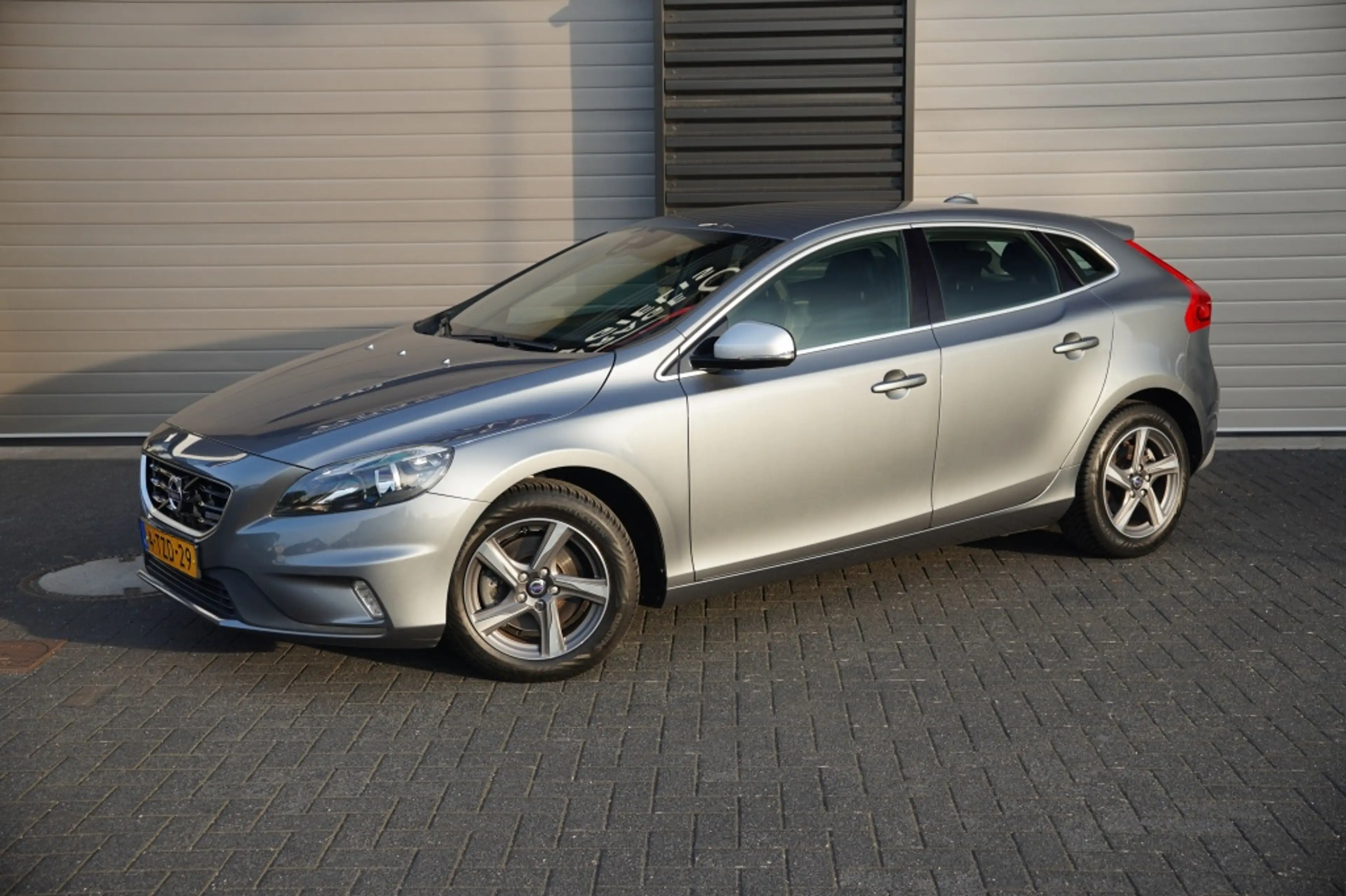 Volvo V40 1.6 T2 R-Design — photo 2