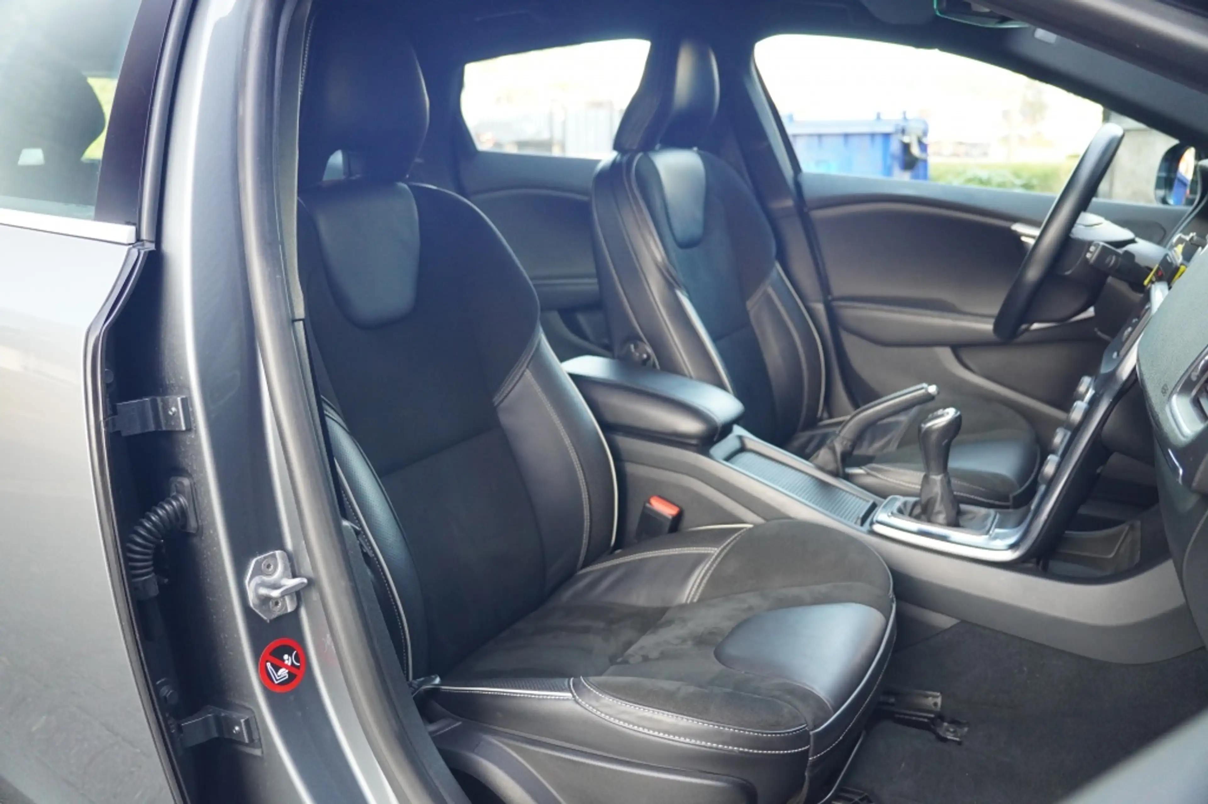 Volvo V40 1.6 T2 R-Design — photo 14