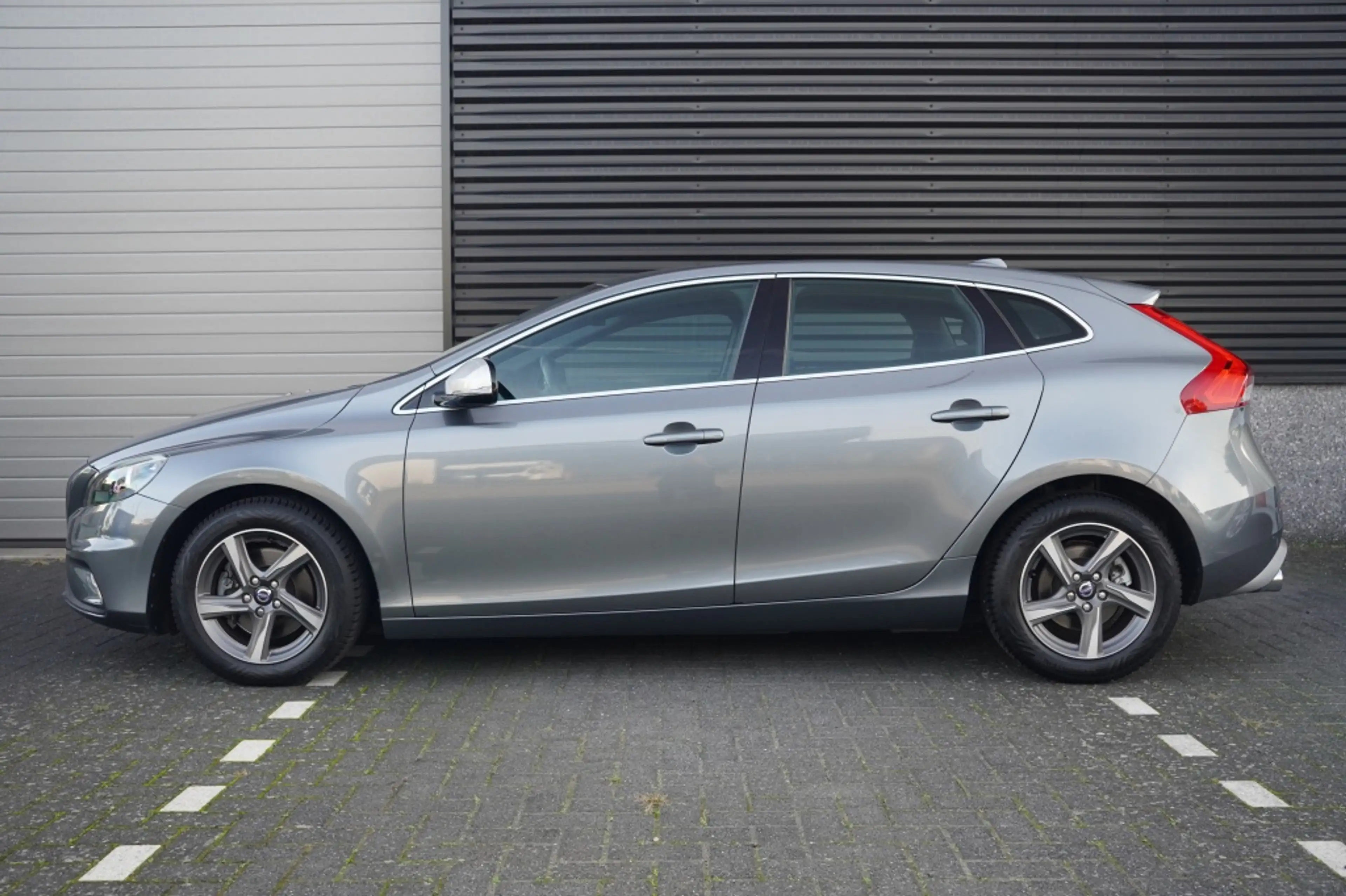 Volvo V40 1.6 T2 R-Design — photo 3