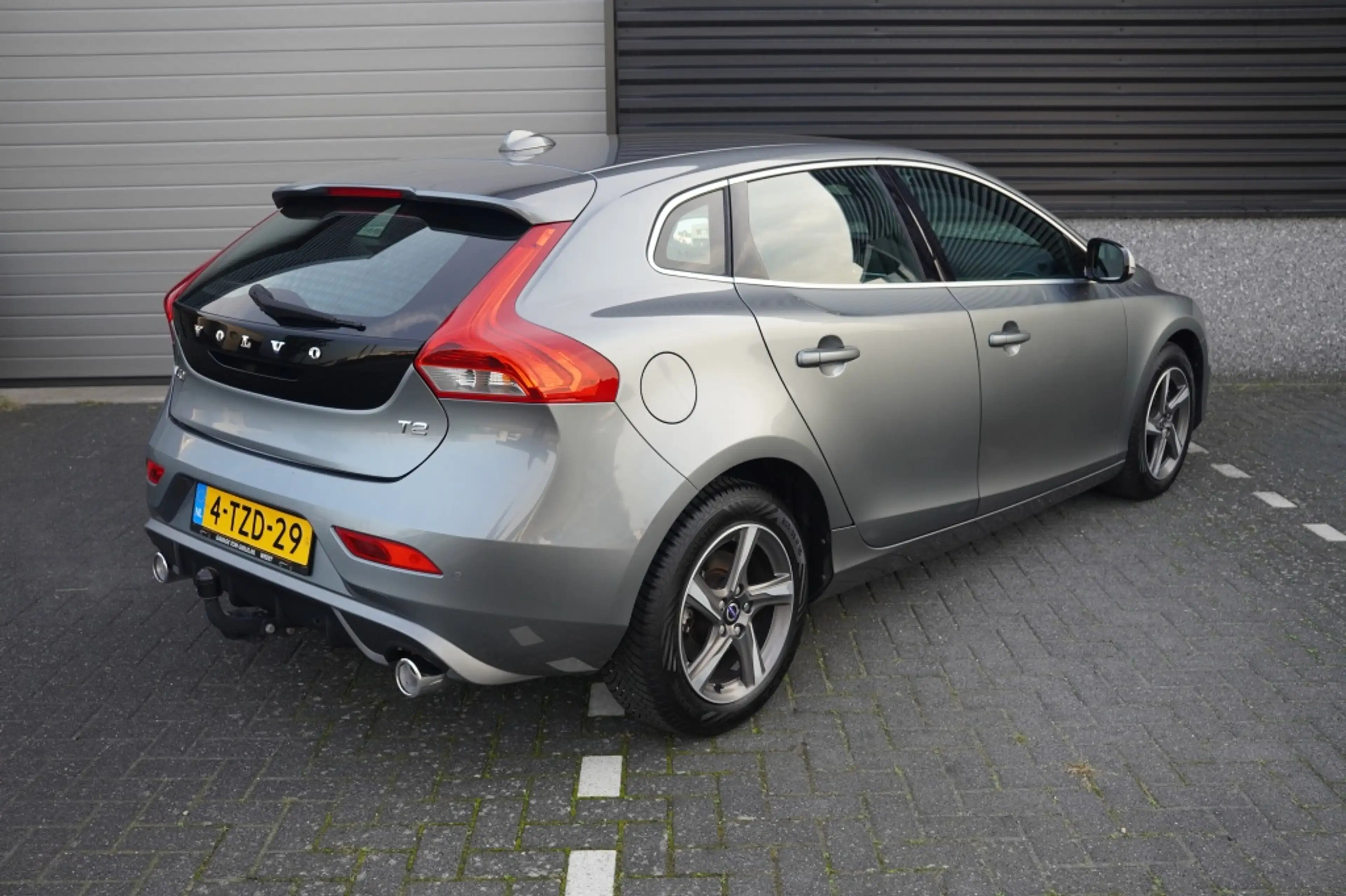Volvo V40 1.6 T2 R-Design — photo 6