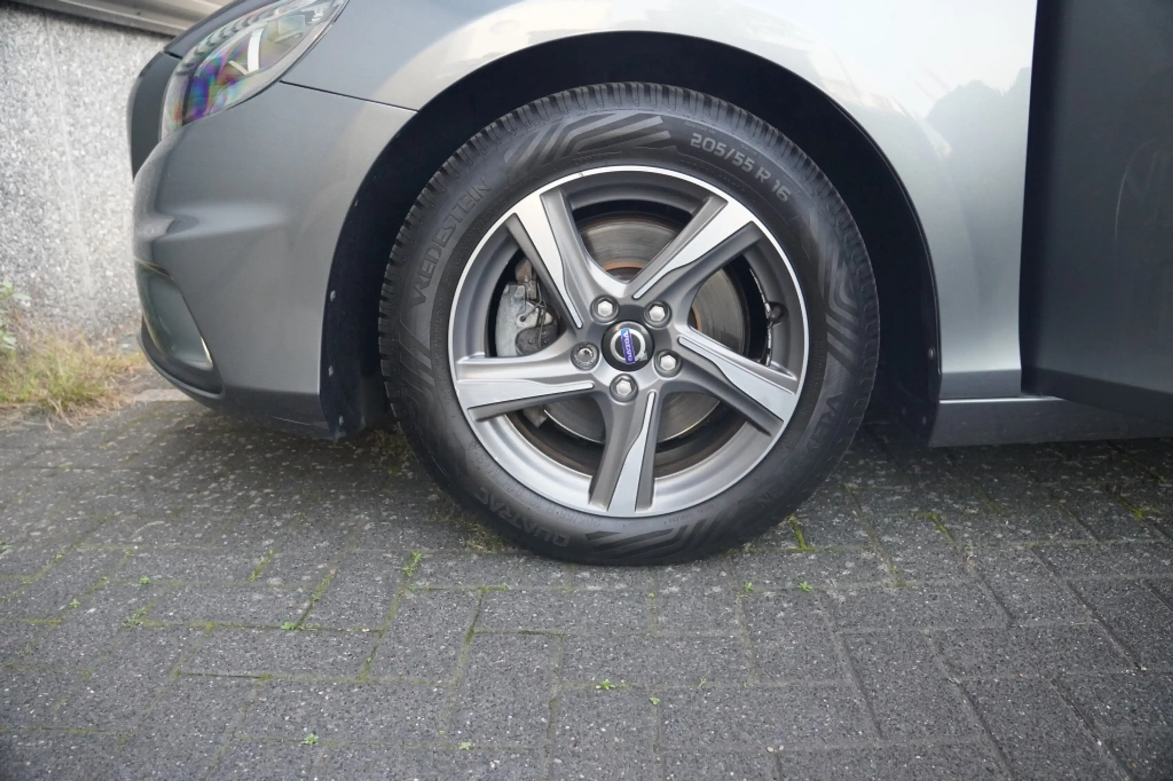 Volvo V40 1.6 T2 R-Design — photo 10