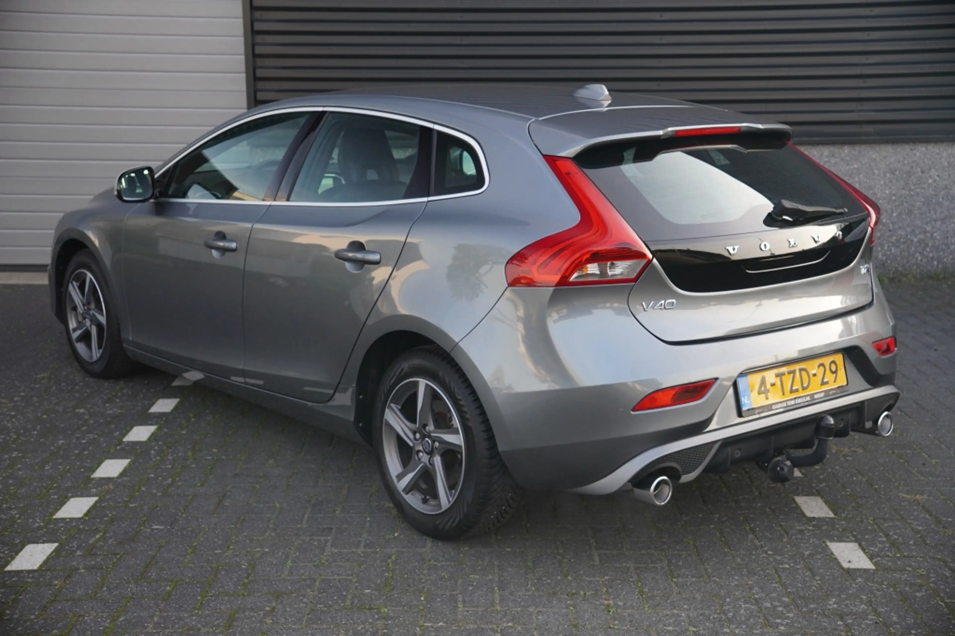Volvo V40 1.6 T2 R-Design — photo 4