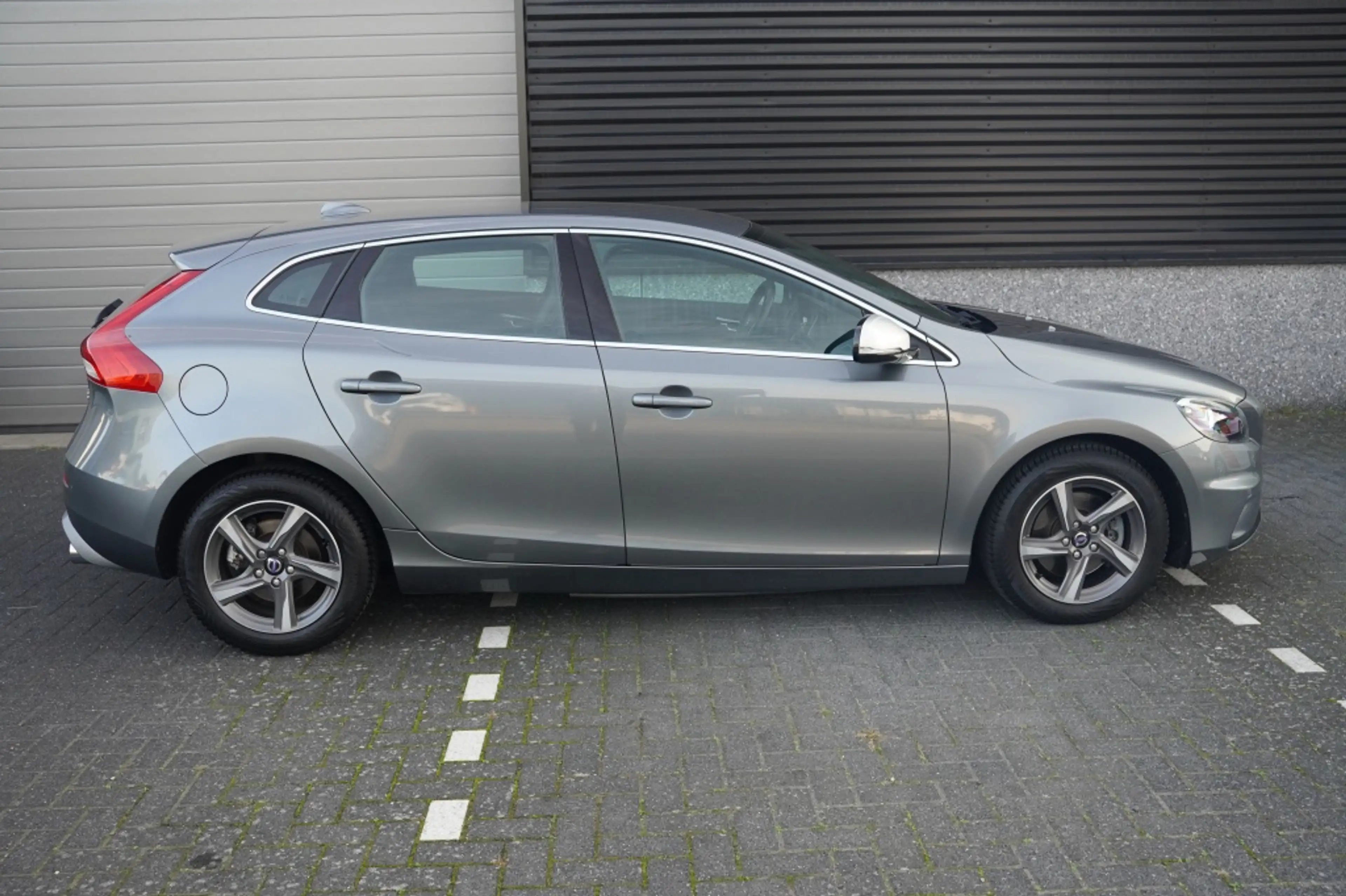 Volvo V40 1.6 T2 R-Design — photo 7