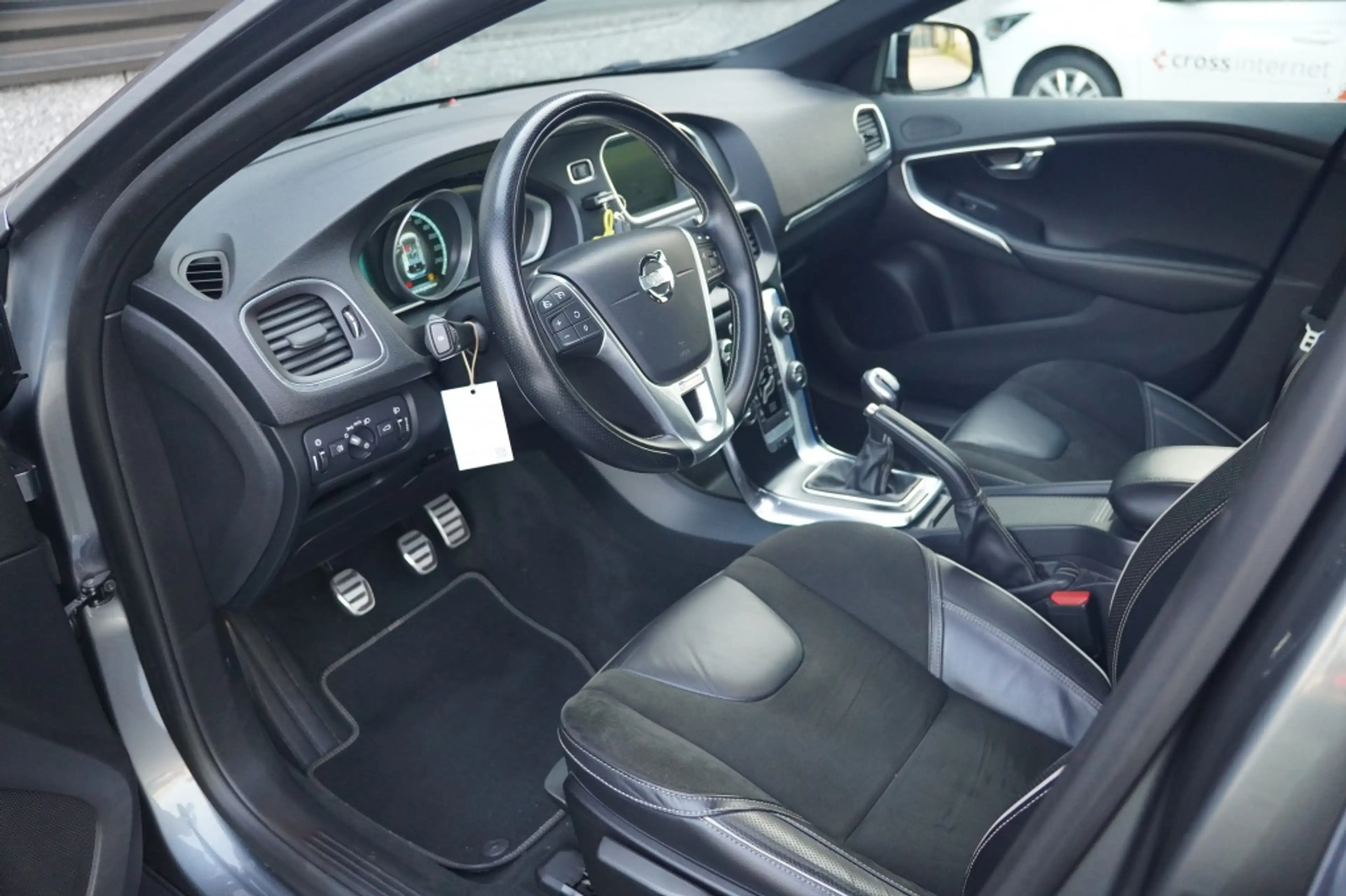 Volvo V40 1.6 T2 R-Design — photo 12